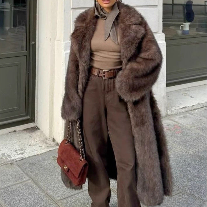 Damski oversize’owy płaszcz ze sztucznego futra – długi zimowy element garderoby do eleganckich miejskich stylizacji
