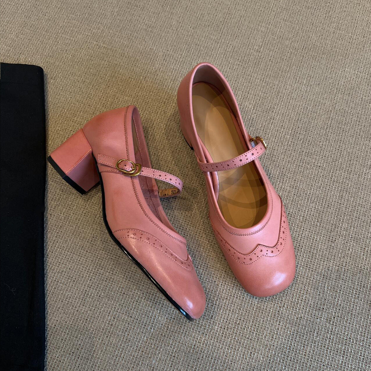 Women's Vintage-Inspired Mary Jane Heels – Buckle Strap Block Heel Pumps with Brogue Detailing for Smart Casual and Formal Wear