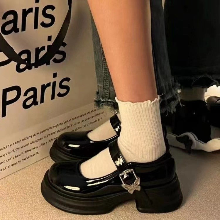 Damen-Plateau-Mary-Janes mit Schmetterlingsschnalle – glänzende Blockabsätze für Outfits im Retro-Stil