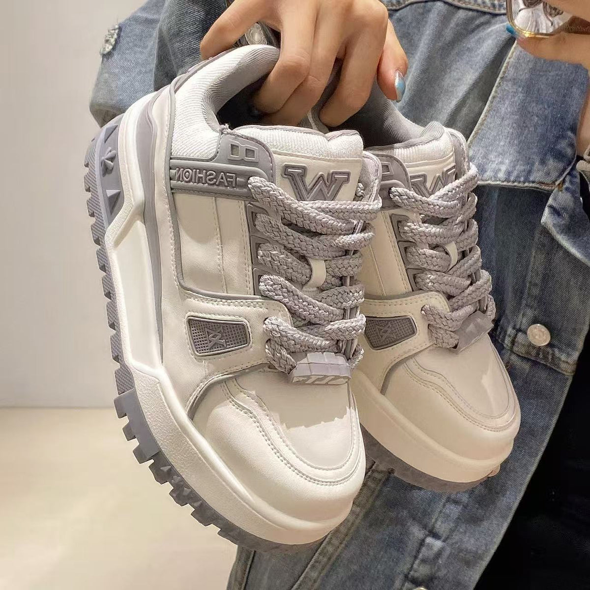 Kraftige sneakers til kvinder med snørebånd og overdel med paneler – markante fritidssko til streetwear
