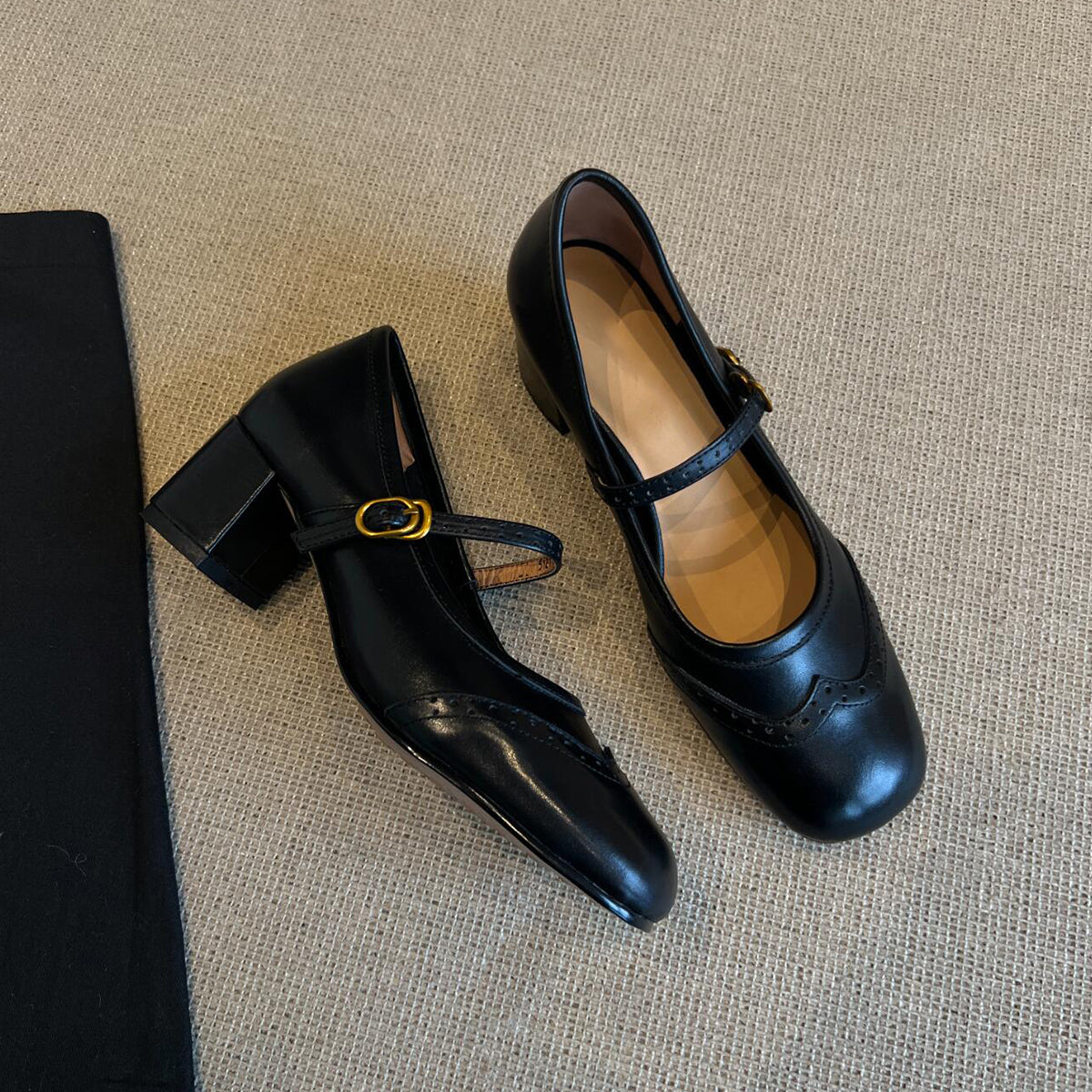 Women's Vintage-Inspired Mary Jane Heels – Buckle Strap Block Heel Pumps with Brogue Detailing for Smart Casual and Formal Wear
