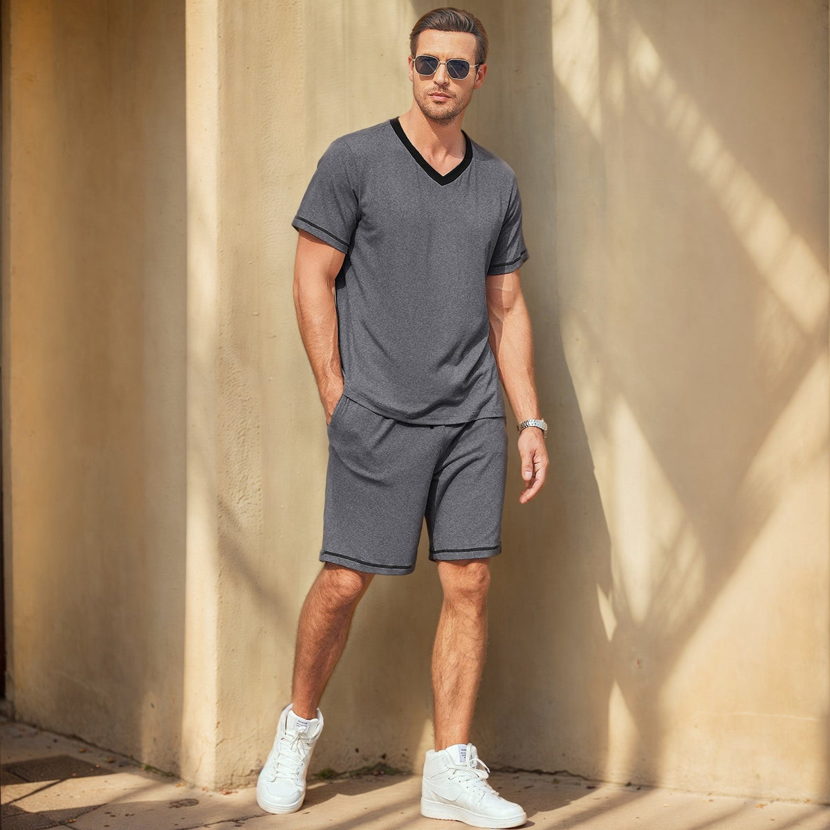 Herren-Sportset mit V-Ausschnitt aus zwei Teilen – Lässiges Oberteil mit kurzen Ärmeln und passenden Trainingsshorts