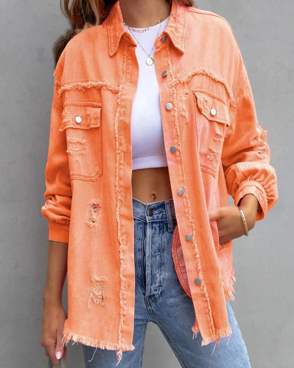 Giacca oversize in denim effetto vissuto da donna – Capo con bordi grezzi, chiusura frontale a bottoni e tasche funzionali sul petto