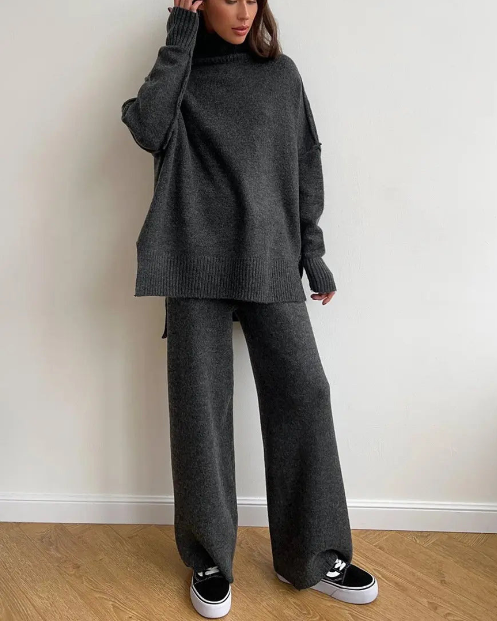 Sæt med strikket sweater med rullekrave og bukser med brede ben til kvinder – oversized todelt outfit med ribkanter til hyggelig efterårs- og vinterbeklædning