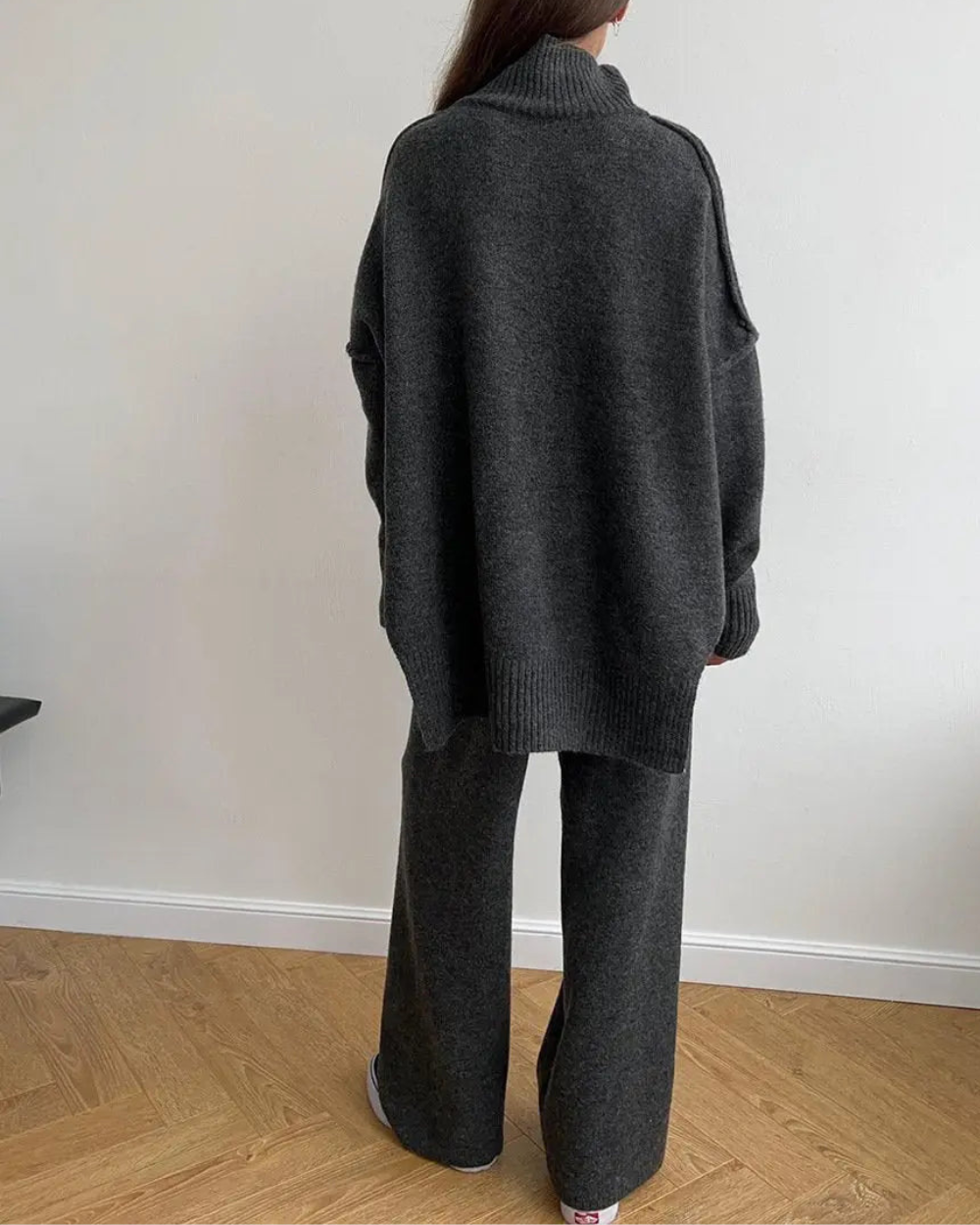 Sæt med strikket sweater med rullekrave og bukser med brede ben til kvinder – oversized todelt outfit med ribkanter til hyggelig efterårs- og vinterbeklædning