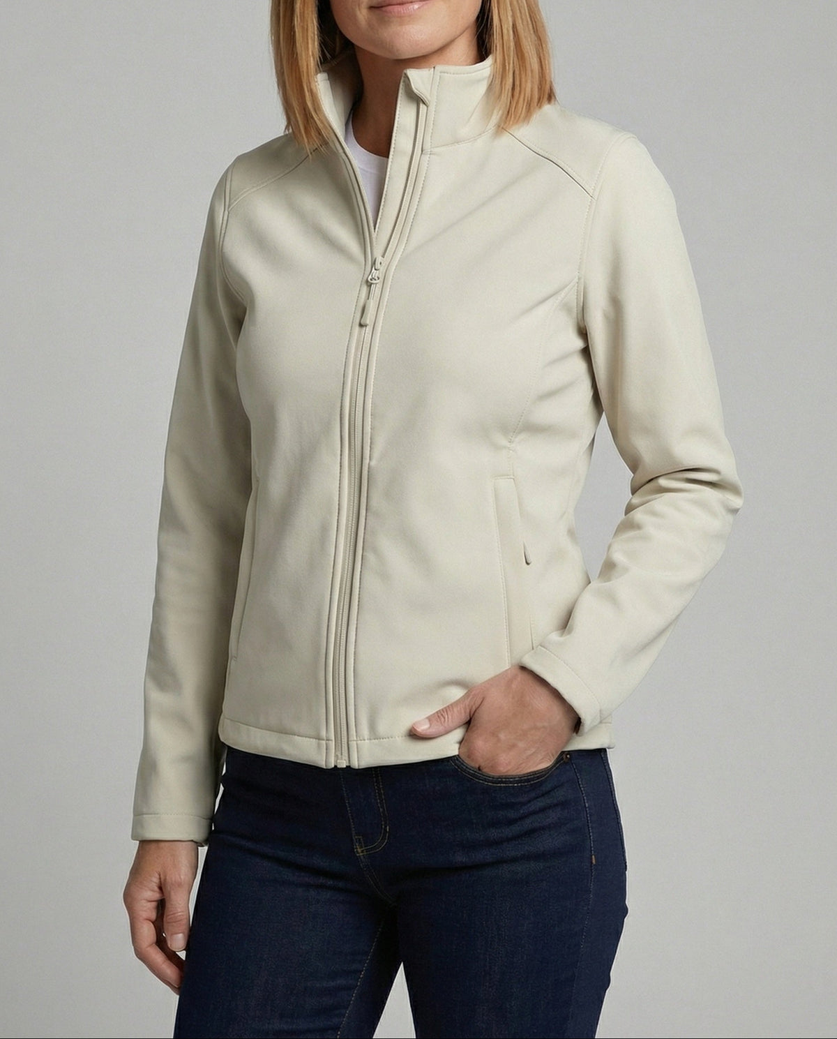 Dámská softshellová bunda se stojáčkem a kapsami na zip – přiléhavá vrstva na jarní a podzimní výlety
