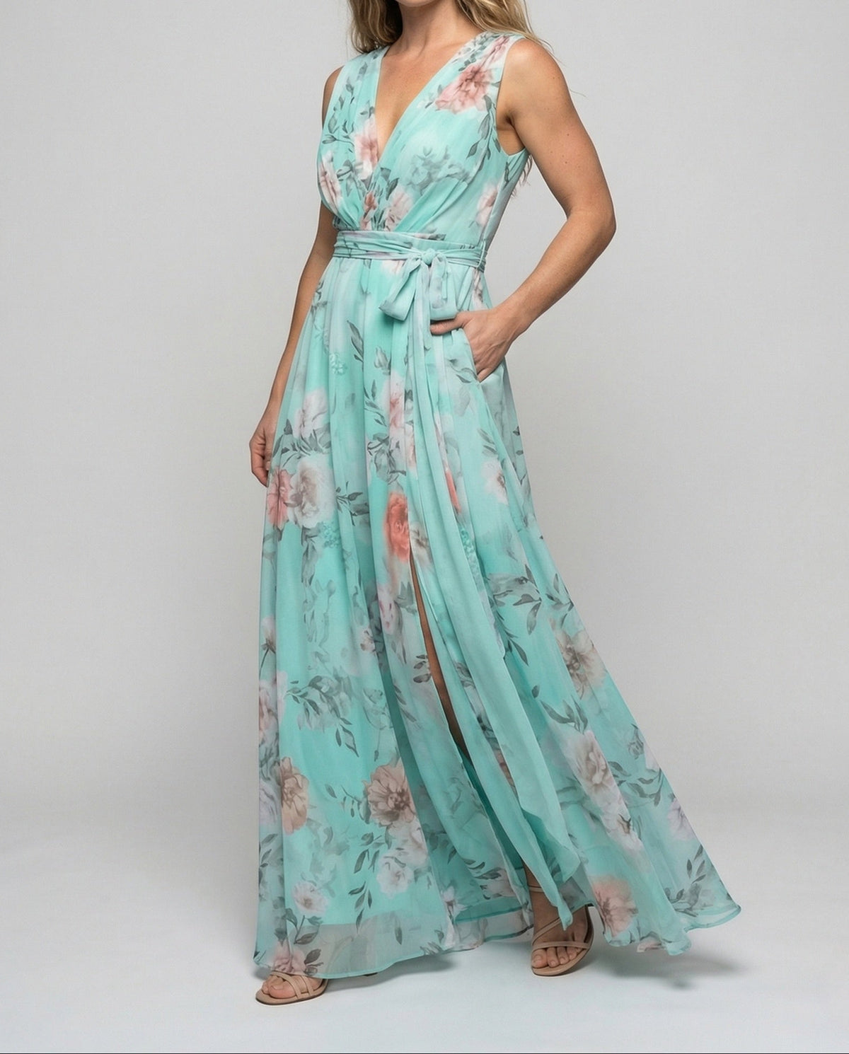 Damen-Maxikleid aus bedrucktem Chiffon mit Bindegürtel und Schlitzrock – Ärmelloser Stil für Hochzeitsgäste