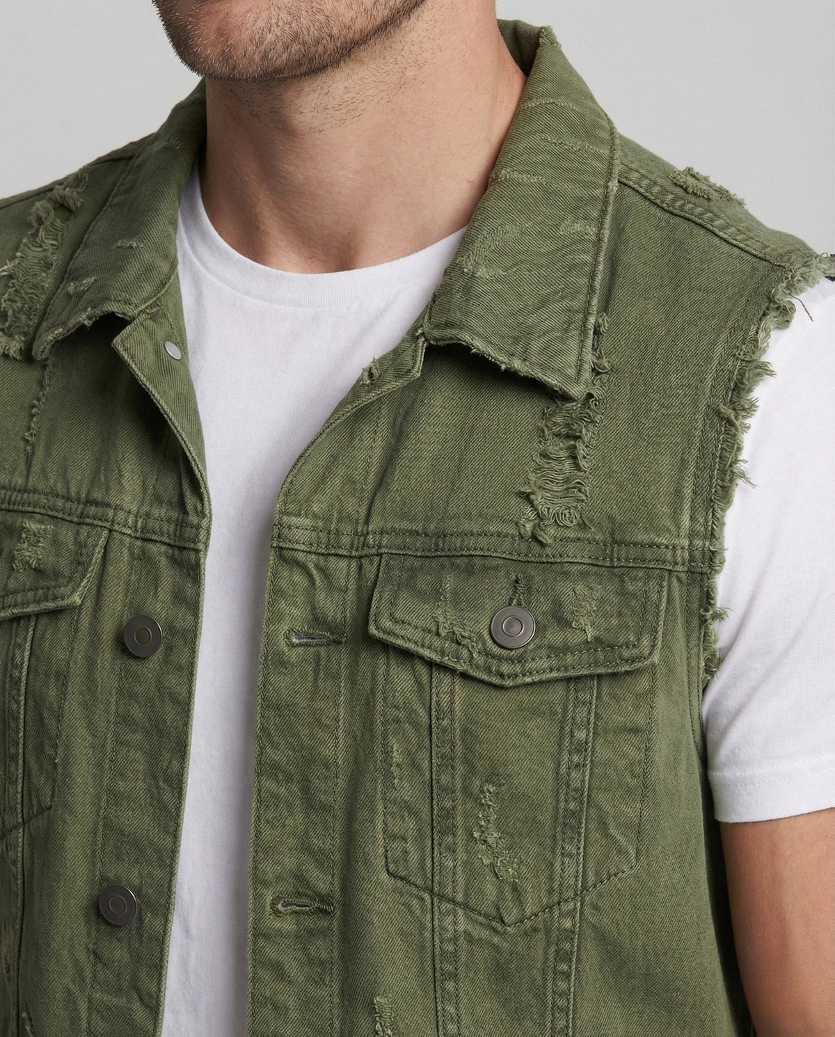 Chaleco vaquero desgastado para hombre con sisas deshilachadas - Prenda sin mangas con botones delanteros para un estilo urbano informal