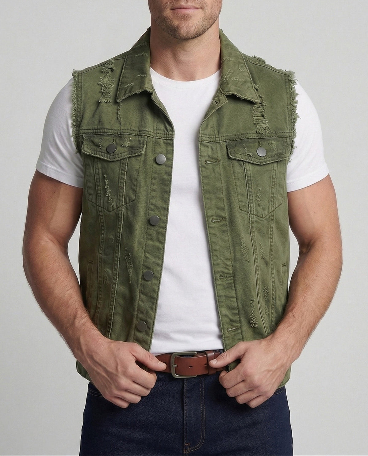 Chaleco vaquero desgastado para hombre con sisas deshilachadas - Prenda sin mangas con botones delanteros para un estilo urbano informal