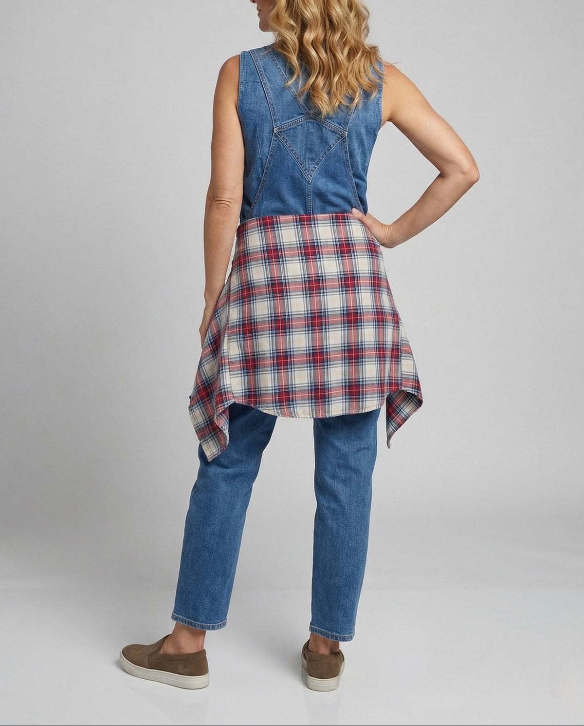 Women’s Relaxed Denim Dungarees with Adjustable Straps and Bib Pocket – Turn-Up Hem Overalls for Everyday Layering