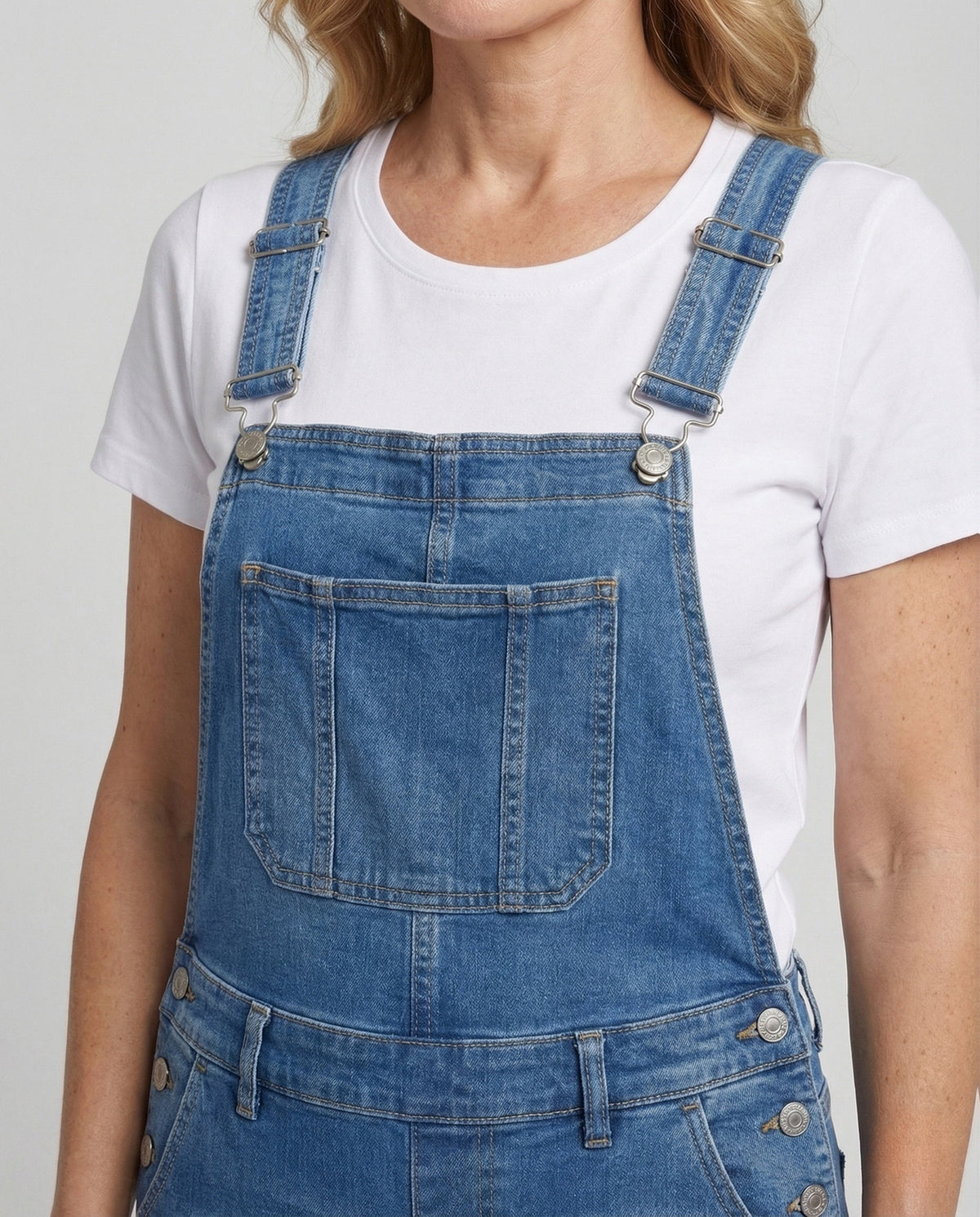 Women’s Relaxed Denim Dungarees with Adjustable Straps and Bib Pocket – Turn-Up Hem Overalls for Everyday Layering