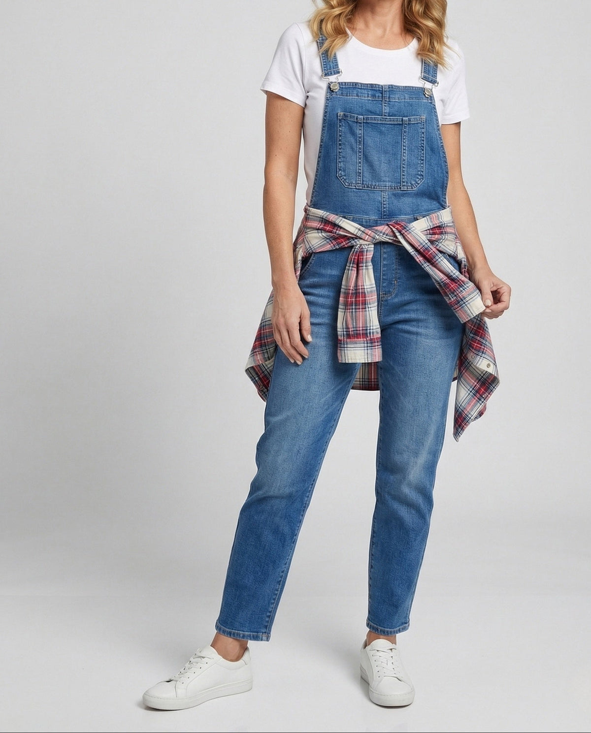 Women’s Relaxed Denim Dungarees with Adjustable Straps and Bib Pocket – Turn-Up Hem Overalls for Everyday Layering