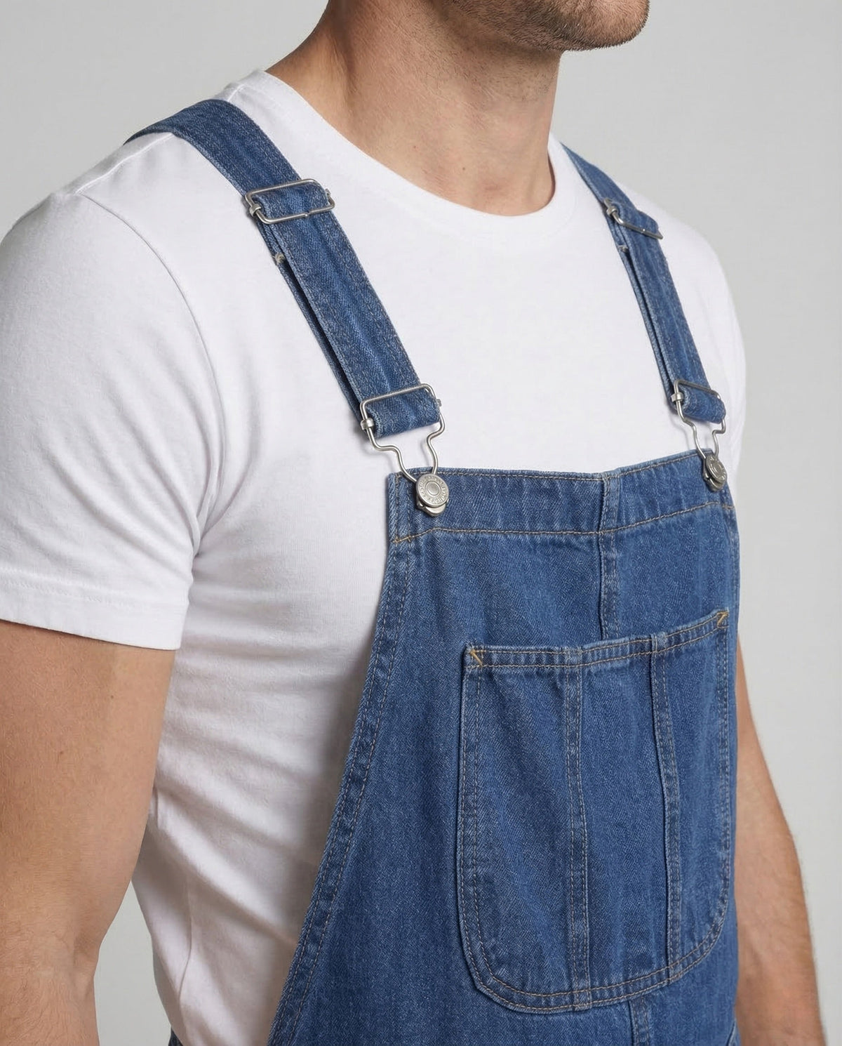 Salopette in denim da uomo dal taglio comodo, con bretelle regolabili e tasca a pettorina – Modello casual affusolato da indossare a strati ogni giorno