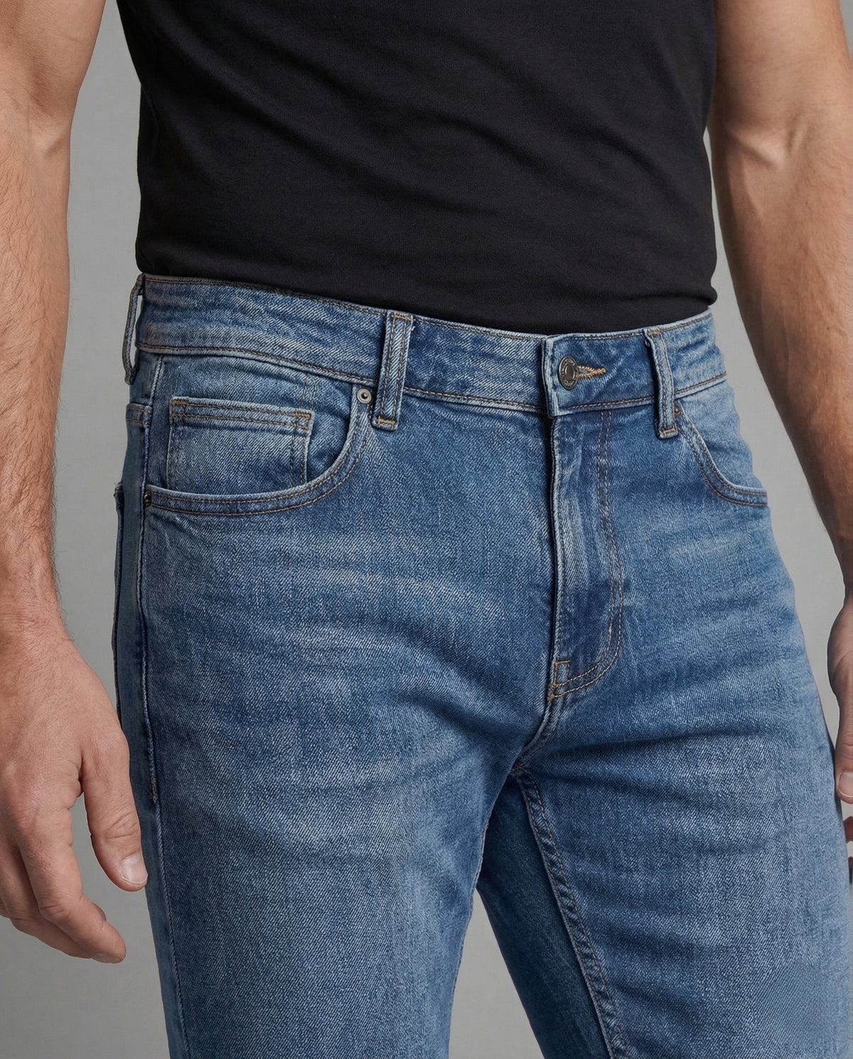 Pánské džíny úzkého střihu s klasickými kapsami a poutky na pásek – čistě opraný denim pro každodenní ležérní nošení