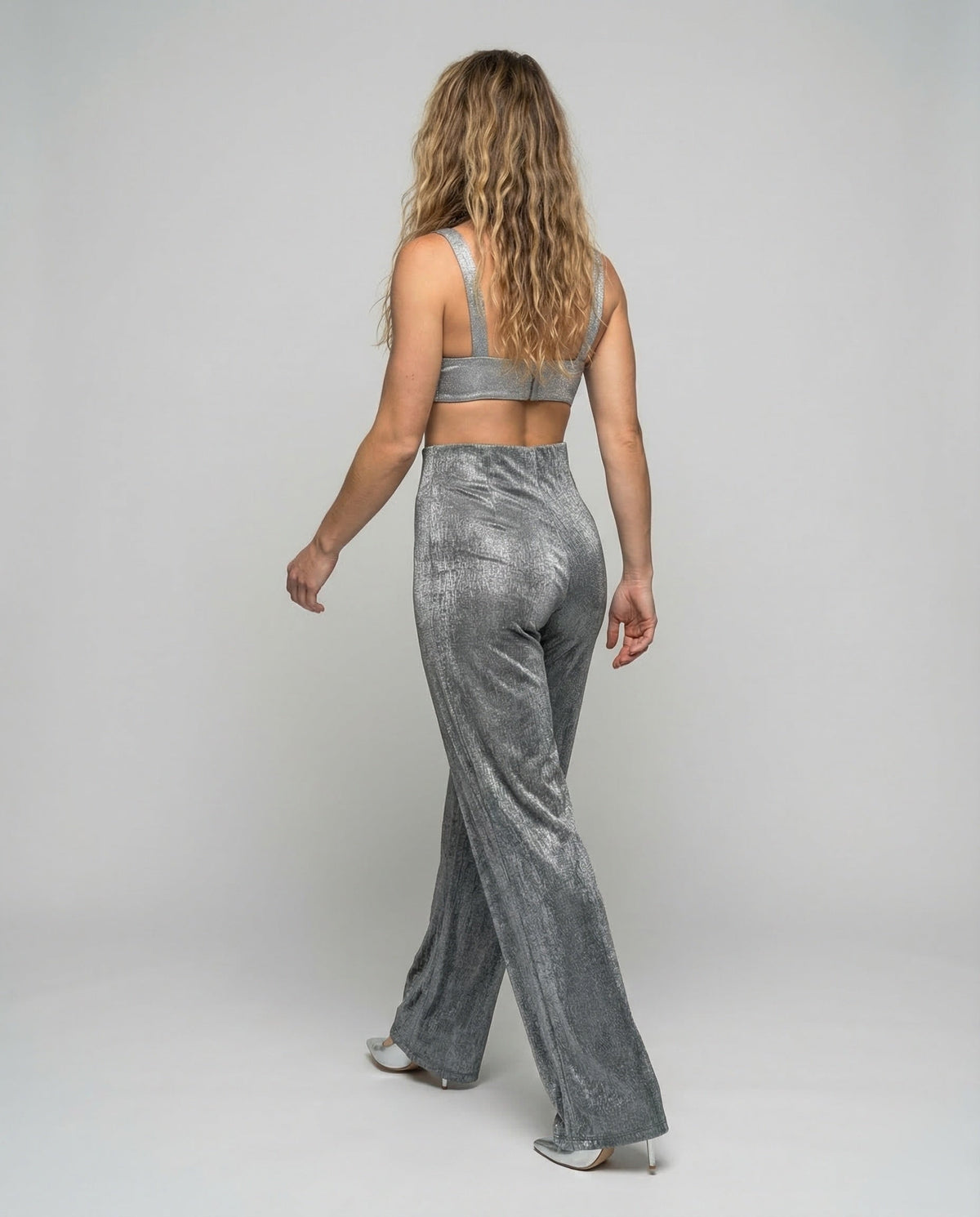Completo da sera elegante da donna con bustier scintillante e pantaloni palazzo a gamba larga – outfit a due pezzi per feste e occasioni speciali