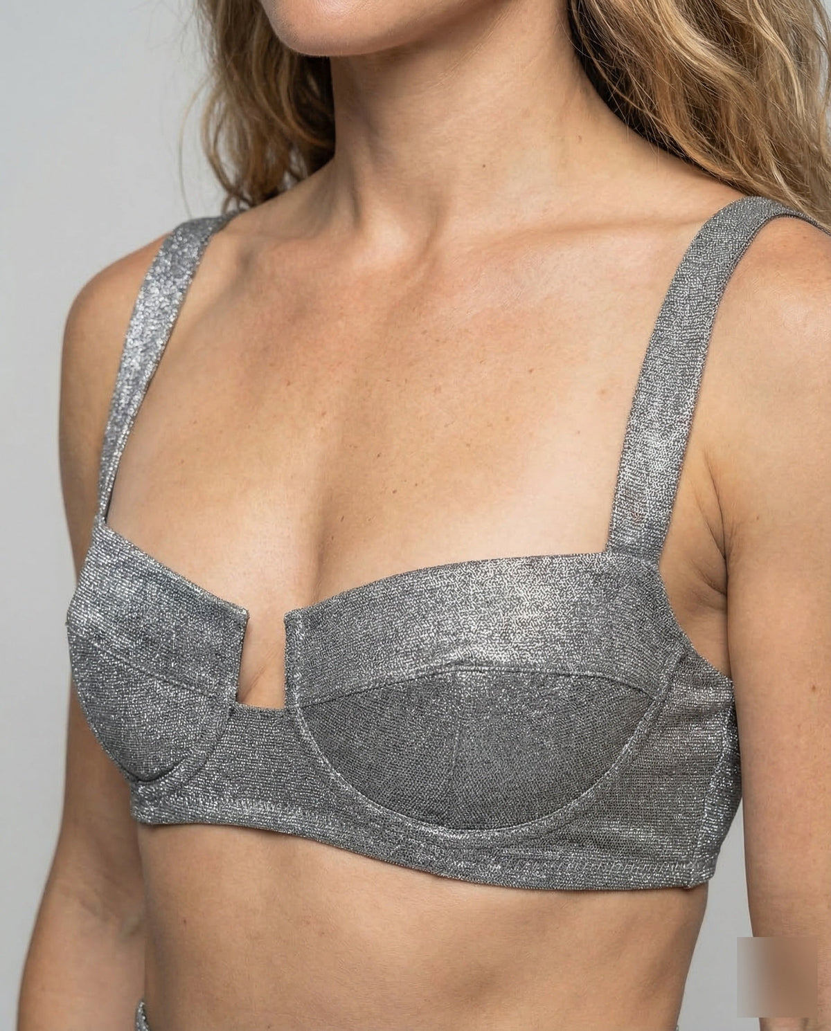 Completo da sera elegante da donna con bustier scintillante e pantaloni palazzo a gamba larga – outfit a due pezzi per feste e occasioni speciali