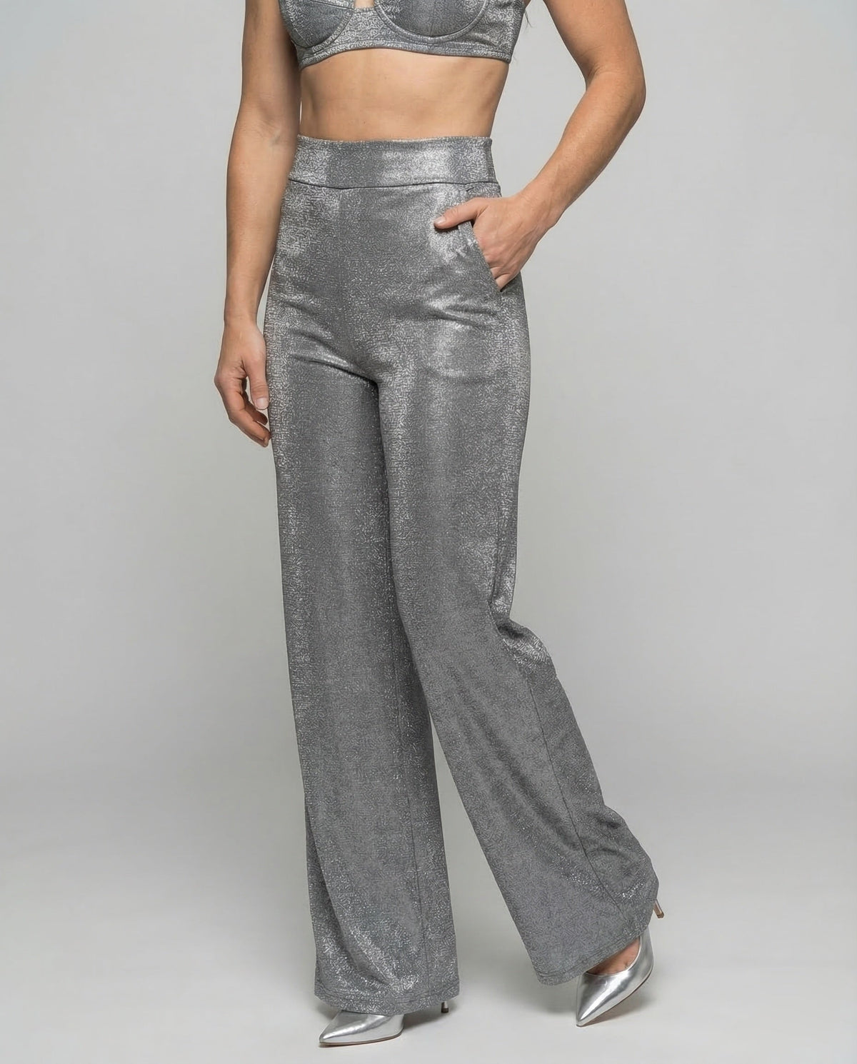 Completo da sera elegante da donna con bustier scintillante e pantaloni palazzo a gamba larga – outfit a due pezzi per feste e occasioni speciali
