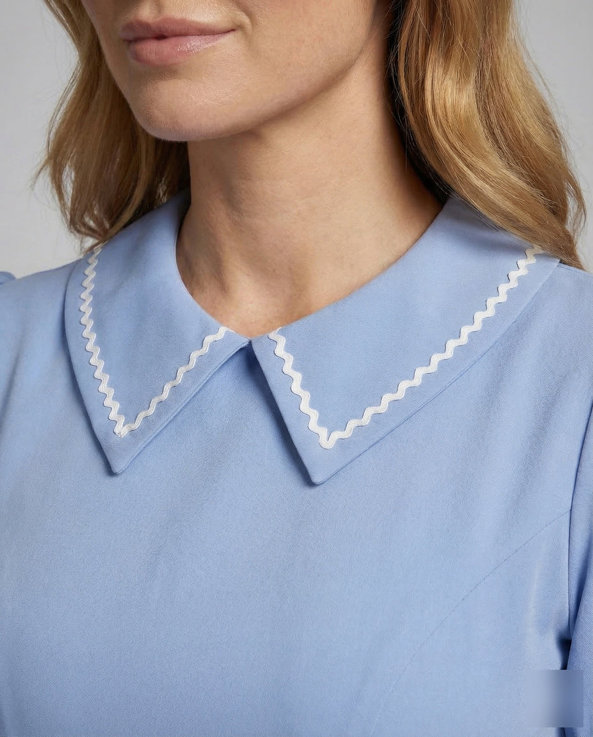 Schwingendes Kleid für Damen im Vintage-Stil mit spitzem Kragen und Puffärmeln – tailliert mit weitem Rock für Partys und besondere Anlässe