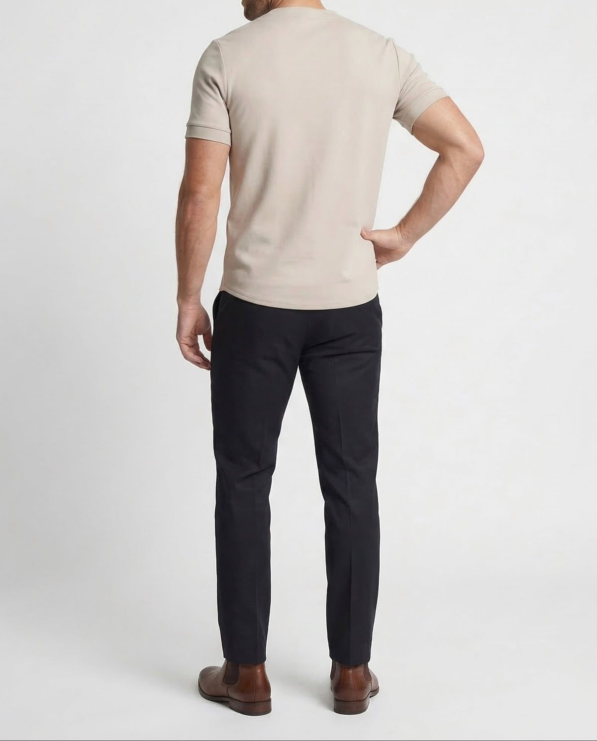 Męski dopasowany T-shirt z krótkim rękawem i zamkiem pod szyją - minimalistyczny letni top do stylizacji smart casual i na weekend
