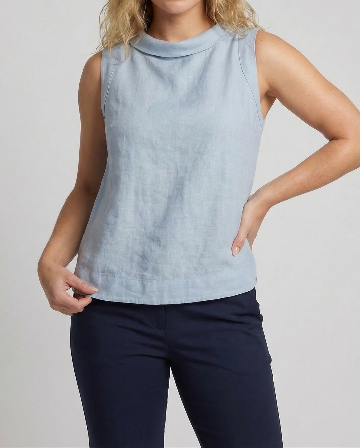 Blusa sem mangas de mulher, com decote redondo dobrado e corte evasé descontraído – Top de verão texturado para looks casual elegantes