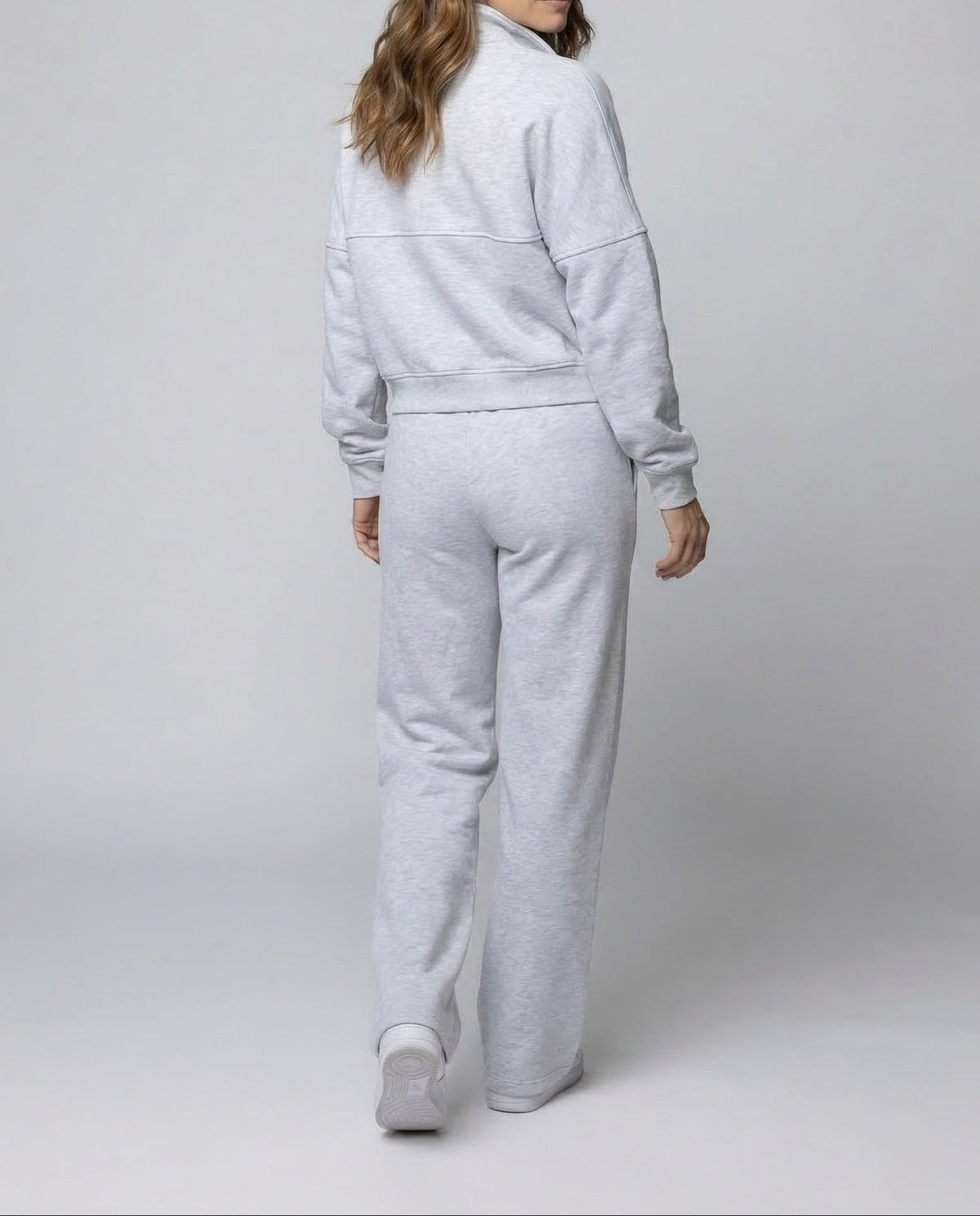 Completo sportivo da donna a due pezzi con giacca corta con zip e pantaloni ampi – Outfit coordinato dal taglio morbido, ideale per viaggi e momenti di relax nel weekend