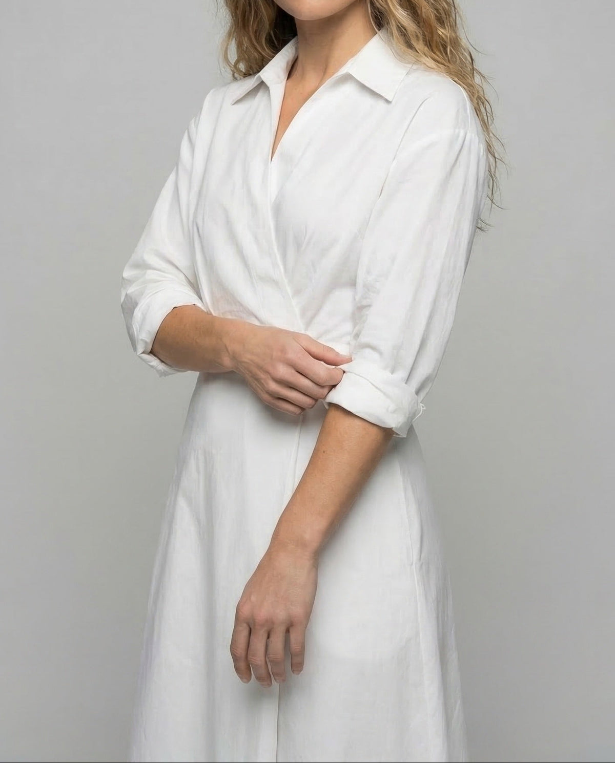 Midi-Hemdkleid für Damen mit Kragen, Wickeloptik am Oberteil und betonter Taille – A-Linien-Stil mit hochkrempelbaren Ärmeln fürs Büro und tagsüber