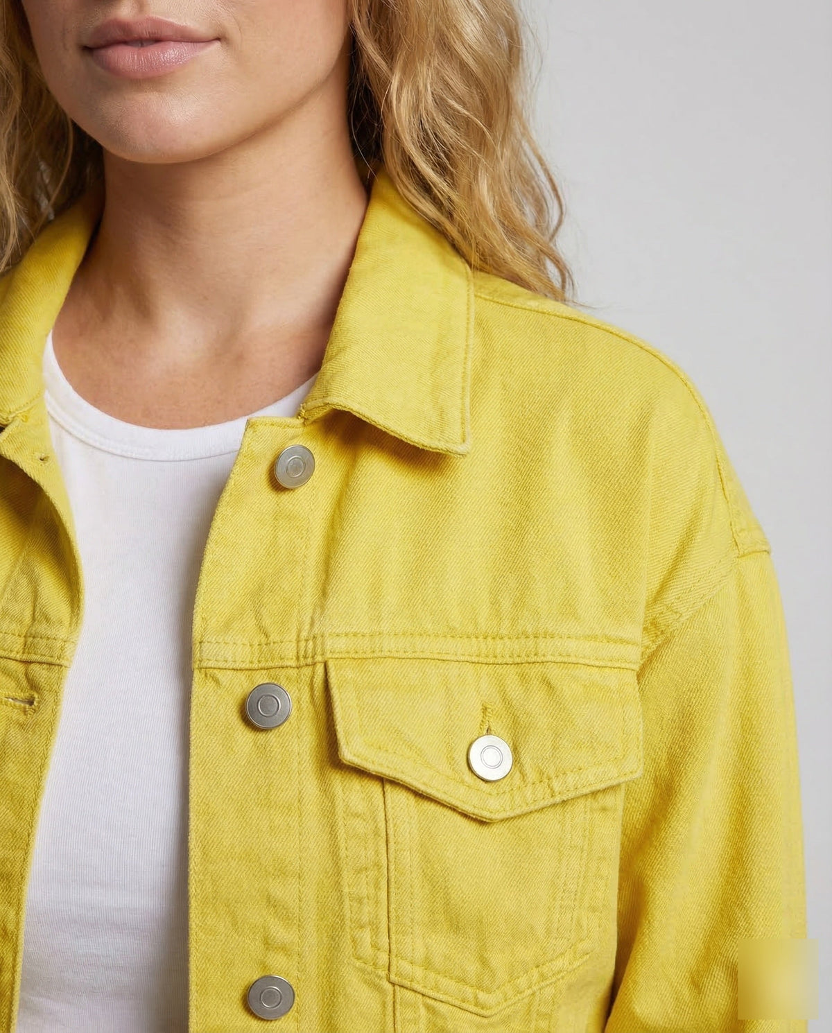 Boxy spijkerjack voor dames met klepzakken op de borst en omgeslagen mouwen – kort jasje met kraag voor weekendoutfits in de lente en zomer