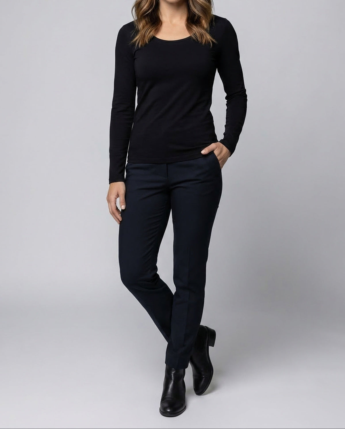 Haut ajusté à manches longues pour femme avec large encolure arrondie et ourlet droit - Couche minimaliste pour le quotidien et les tenues chic décontractées
