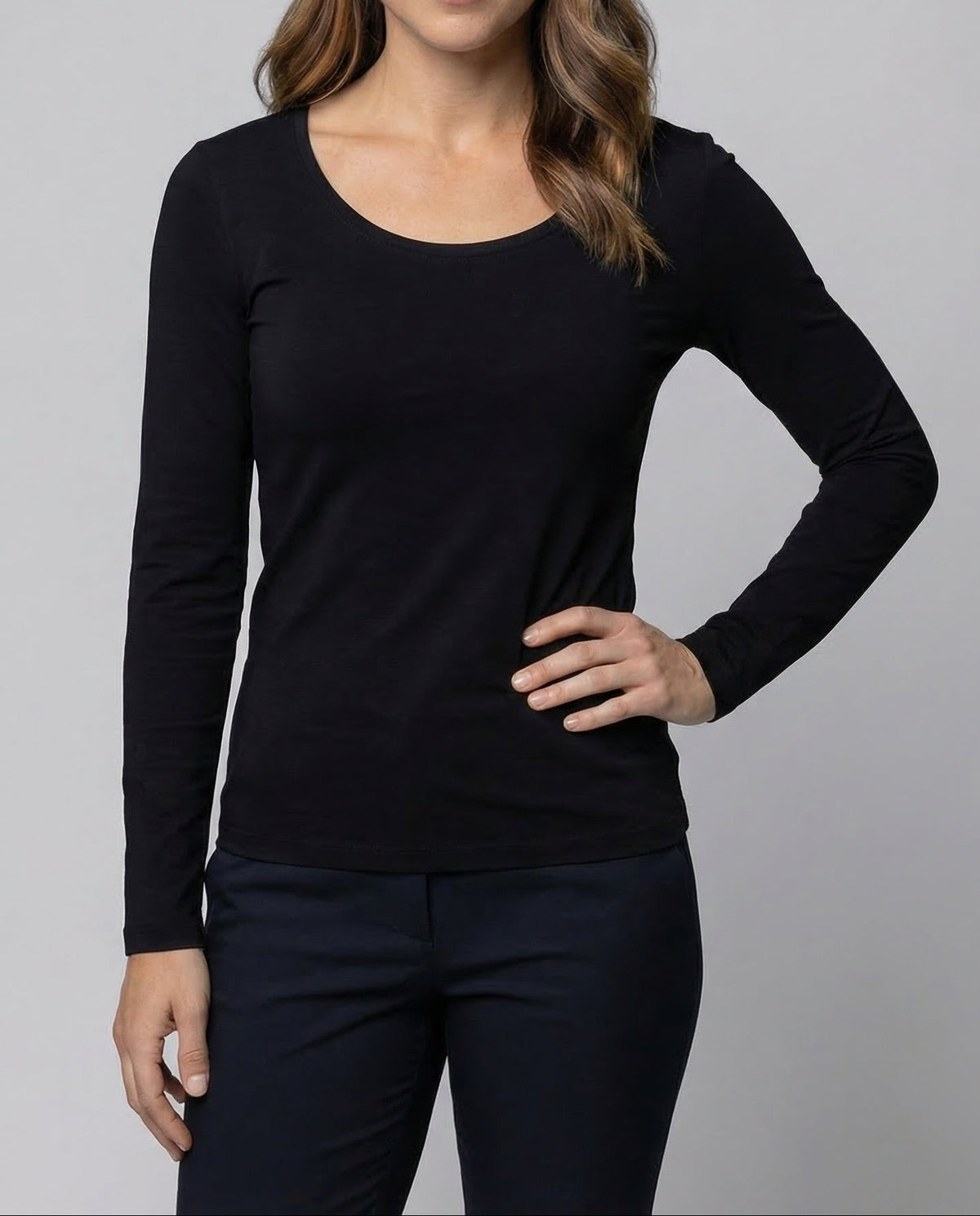 Haut ajusté à manches longues pour femme avec large encolure arrondie et ourlet droit - Couche minimaliste pour le quotidien et les tenues chic décontractées