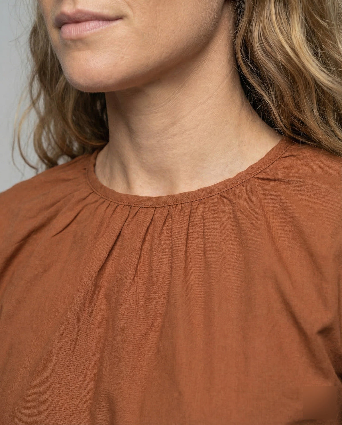 Damenbluse mit Ballonärmeln, gerafftem Rundhalsausschnitt und weiten Manschetten – entspanntes Statement-Top fürs Büro und für Dinner-Outfits