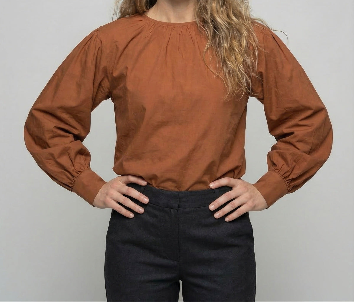 Damenbluse mit Ballonärmeln, gerafftem Rundhalsausschnitt und weiten Manschetten – entspanntes Statement-Top fürs Büro und für Dinner-Outfits