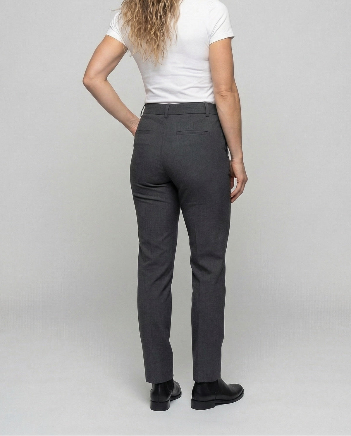 Pantalones de vestir para mujer con pinzas marcadas y trabillas para cinturón - corte ajustado y estrecho en el bajo para la oficina y looks elegantes informales