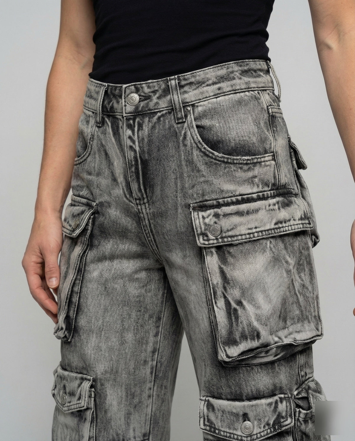 Baggy-Cargohose aus Denim für Damen mit mehrlagigen Klappentaschen und verstellbaren Knöchelriemen – Utility-Jeans in voller Länge für Streetwear- und Festival-Outfits