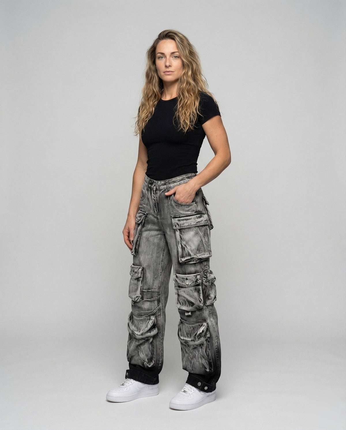 Baggy-Cargohose aus Denim für Damen mit mehrlagigen Klappentaschen und verstellbaren Knöchelriemen – Utility-Jeans in voller Länge für Streetwear- und Festival-Outfits
