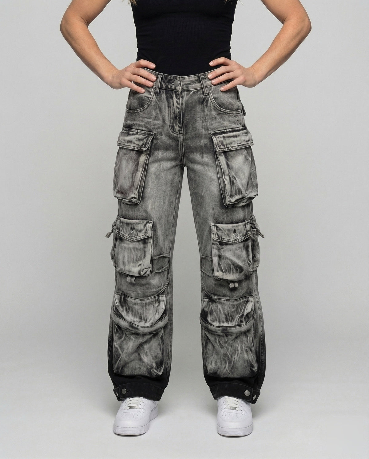 Baggy-Cargohose aus Denim für Damen mit mehrlagigen Klappentaschen und verstellbaren Knöchelriemen – Utility-Jeans in voller Länge für Streetwear- und Festival-Outfits