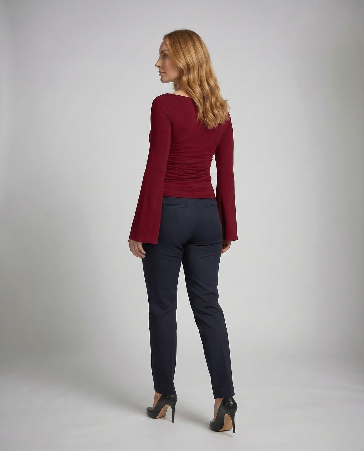 Damenoberteil mit U-Boot-Ausschnitt, geraffter Taille und ausgestellten langen Ärmeln – figurbetonter Schnitt für elegante Freizeitoutfits und Abendgarderobe