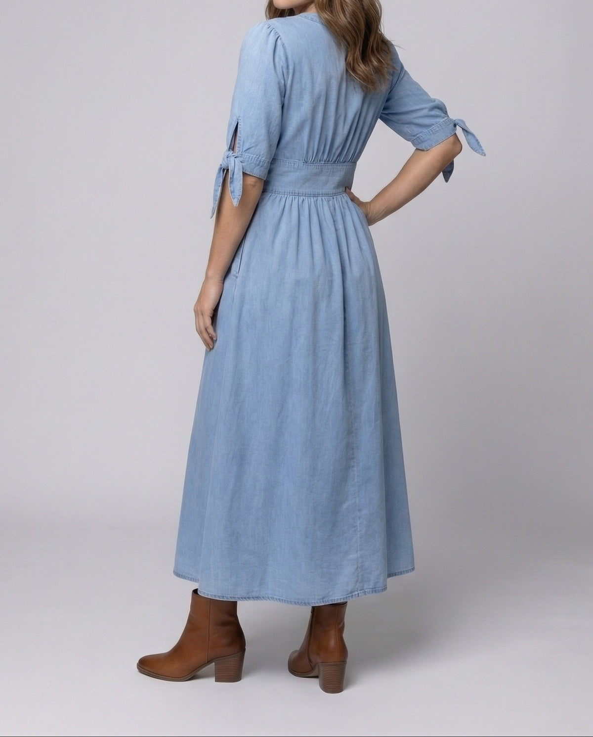 Vestido comprido de senhora com aspeto de ganga, decote em V e mangas com laços – modelo em linha A com cintura marcada e bolsos, para conjuntos casuais de verão