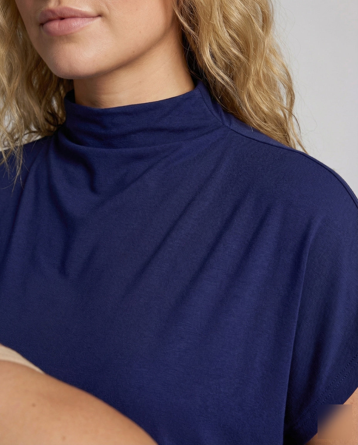 Draperet tunikatop til kvinder med høj hals og korte flagermusærmer – afslappet, lang model til hverdags- og pænt afslappede outfits