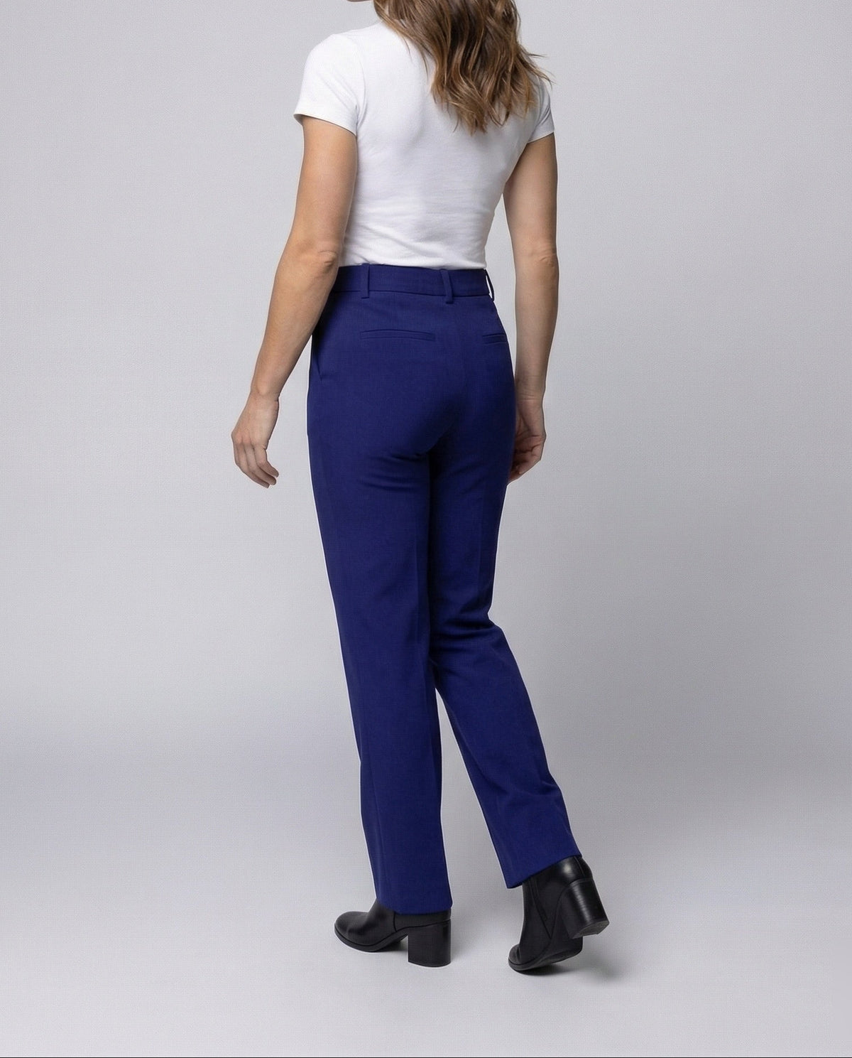 Women’s High-Waisted Tailored Trousers with Pressed Creases and Side Pockets – Straight-Leg Style for Office and Smart Casual Outfits