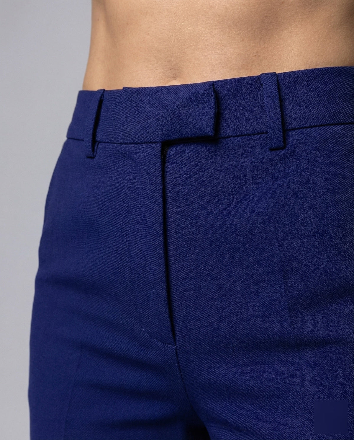 Women’s High-Waisted Tailored Trousers with Pressed Creases and Side Pockets – Straight-Leg Style for Office and Smart Casual Outfits