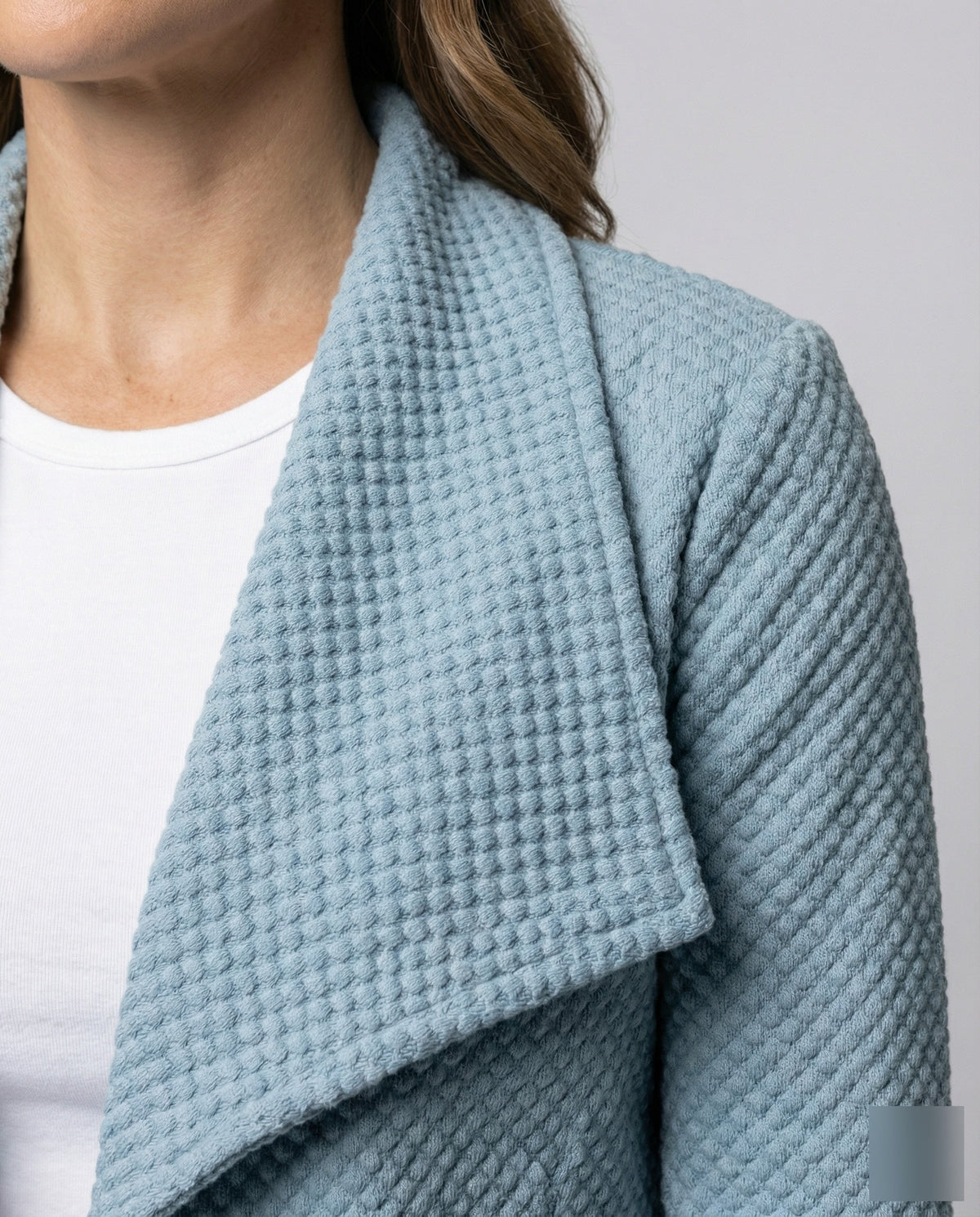 Cardigan testurizzato da donna con colletto ampio drappeggiato a cascata e maniche lunghe – Modello corto aperto sul davanti per l’ufficio e da indossare a strati nel tempo libero