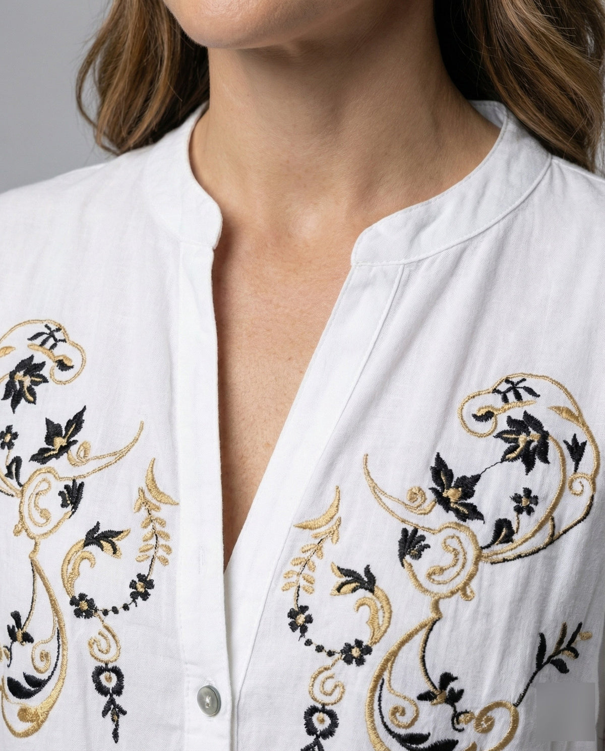 Vestido-túnica mini bordado para mulher, com mangas com franjas e saia em camadas – modelo descontraído com decote em bico para férias de verão