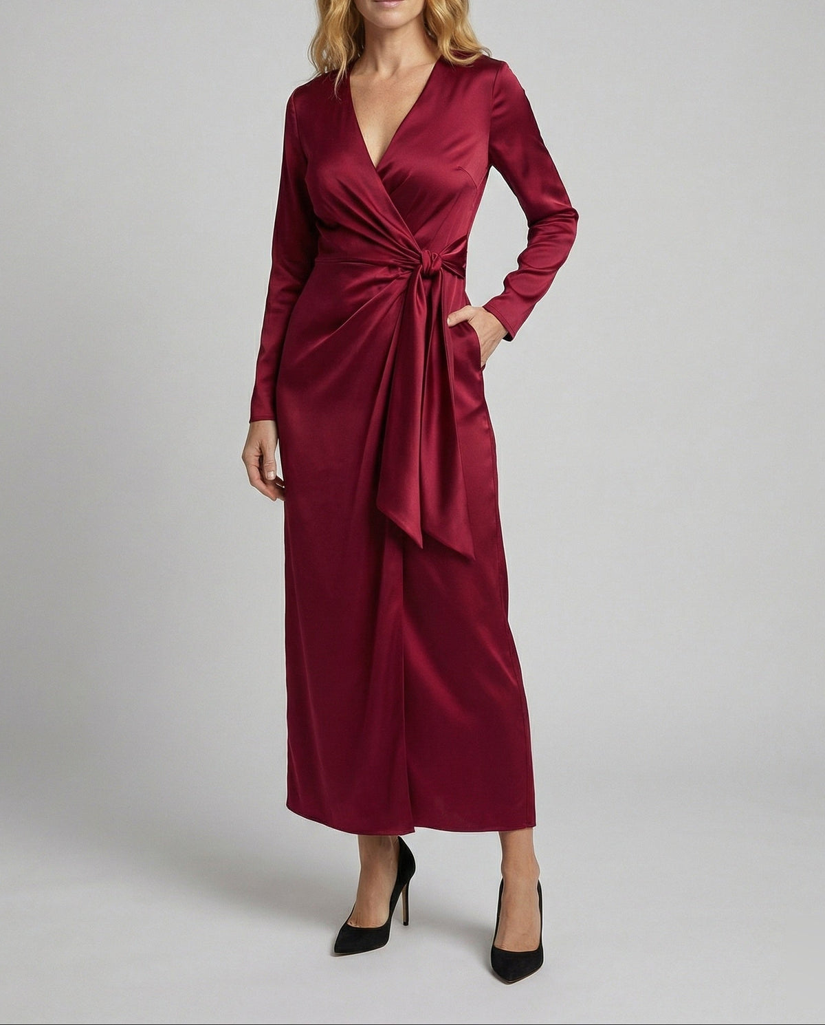 Maxikjole i satin med slå-om-effekt, knude i taljen og lange ærmer – elegant stil til særlige lejligheder