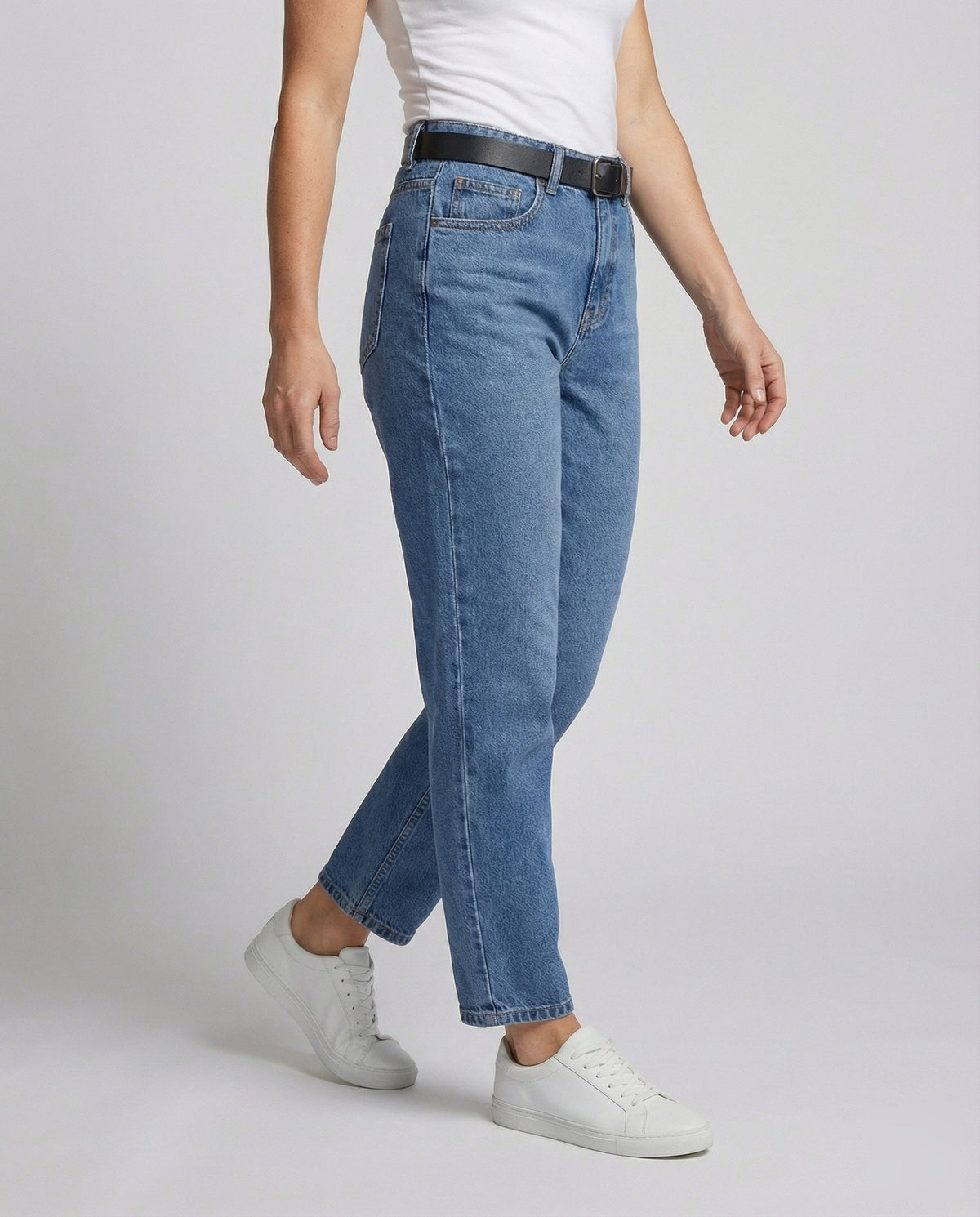 Damskie zwężane jeansy z wysokim stanem, luźnymi nogawkami i długością do kostek – klasyczny denim na co dzień