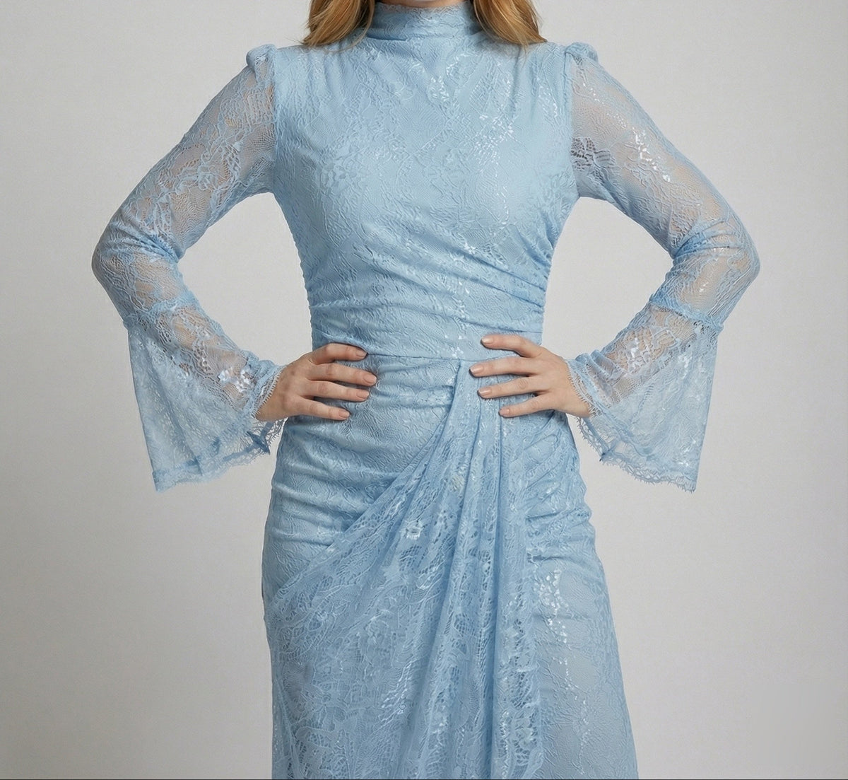 Abito lungo da donna in pizzo con collo alto e vita arricciata – Maniche a campana trasparenti e drappeggio sovrapposto, ideale per le occasioni formali