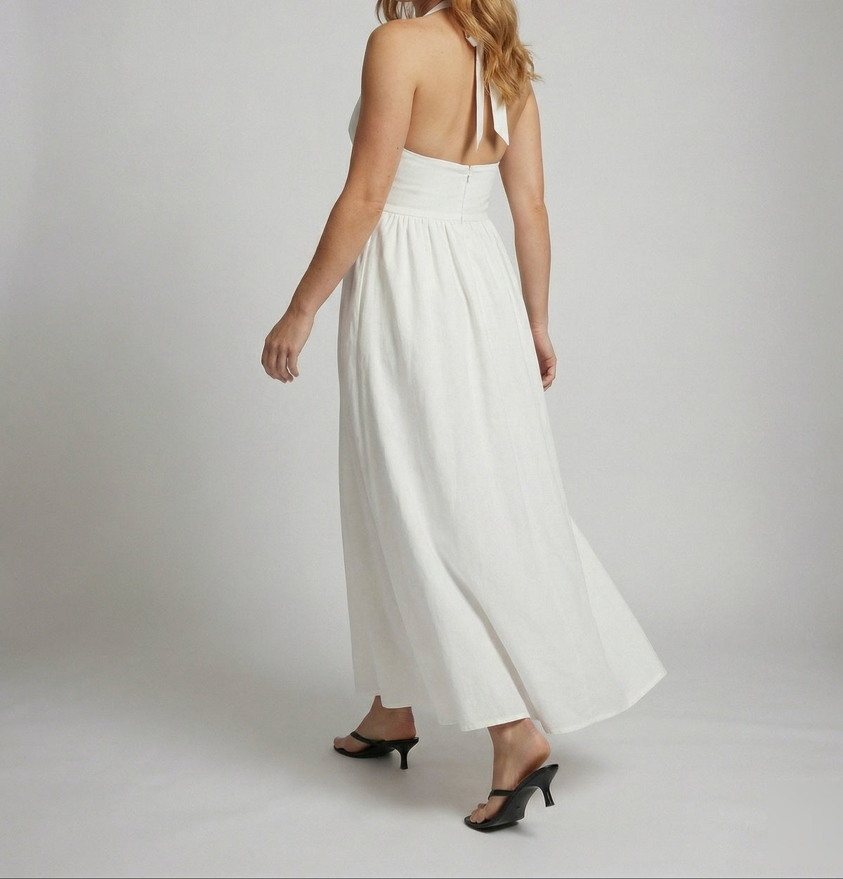 Vestido maxi de mujer con cuello halter y escote en V pronunciado - cintura definida y falda evasé fruncida para las vacaciones de verano