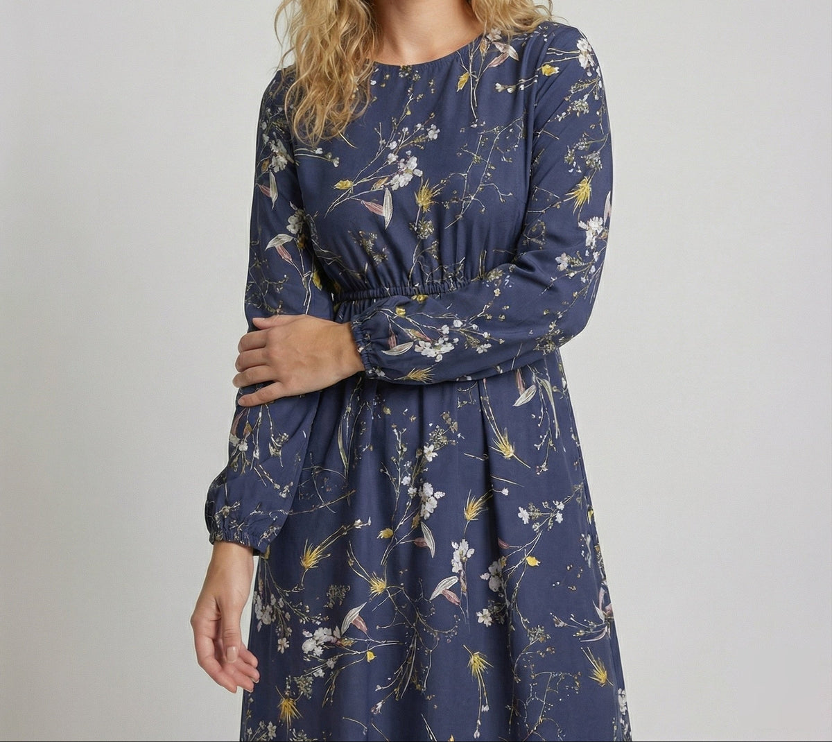 Abito midi da donna a maniche lunghe con stampa e vita arricciata – modello con scollo rotondo e orlo a volant per tutti i giorni