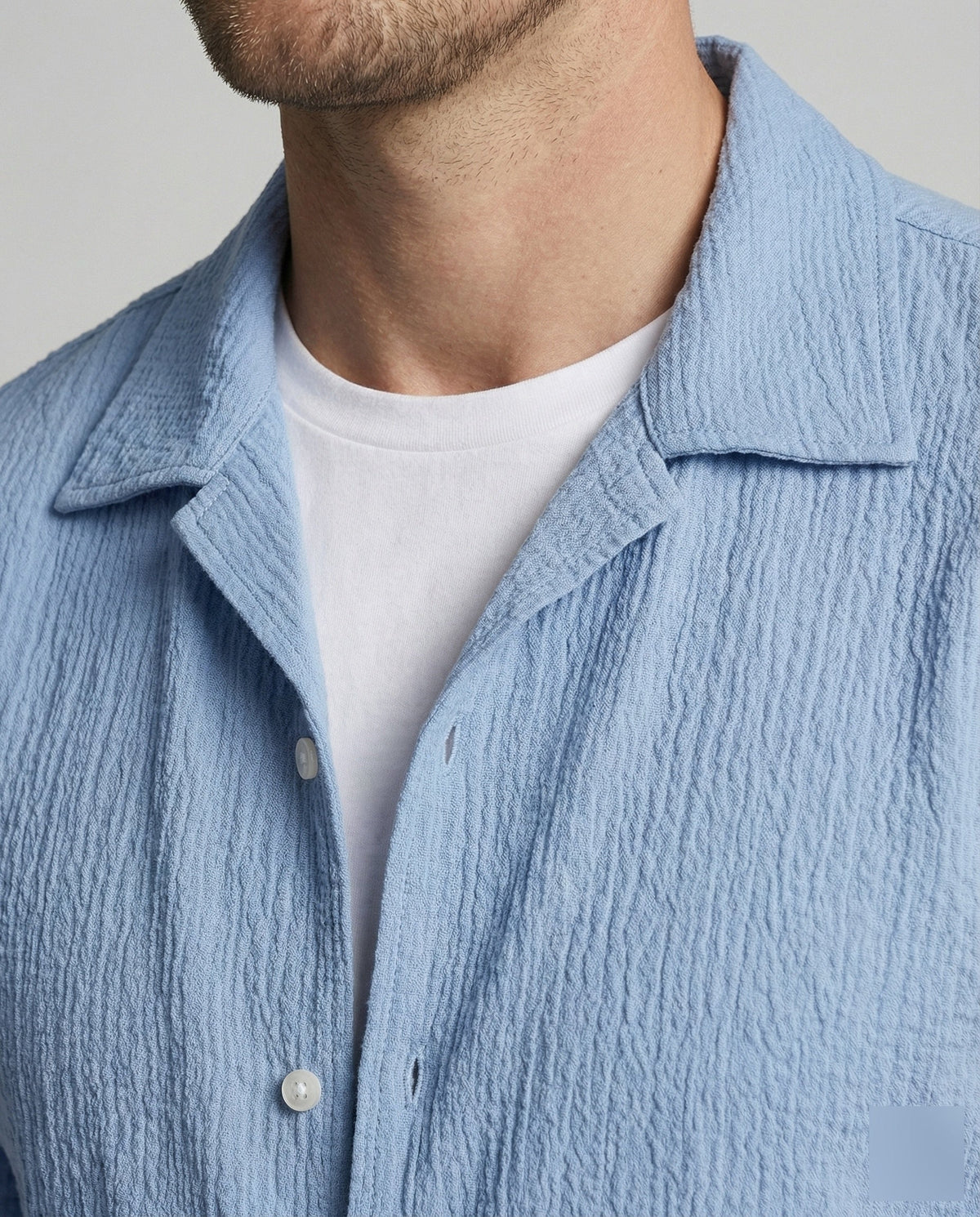 Camisa de gola camp e manga curta com textura enrugada para homem – Modelo descontraído com botões para viagens de verão e looks de fim de semana