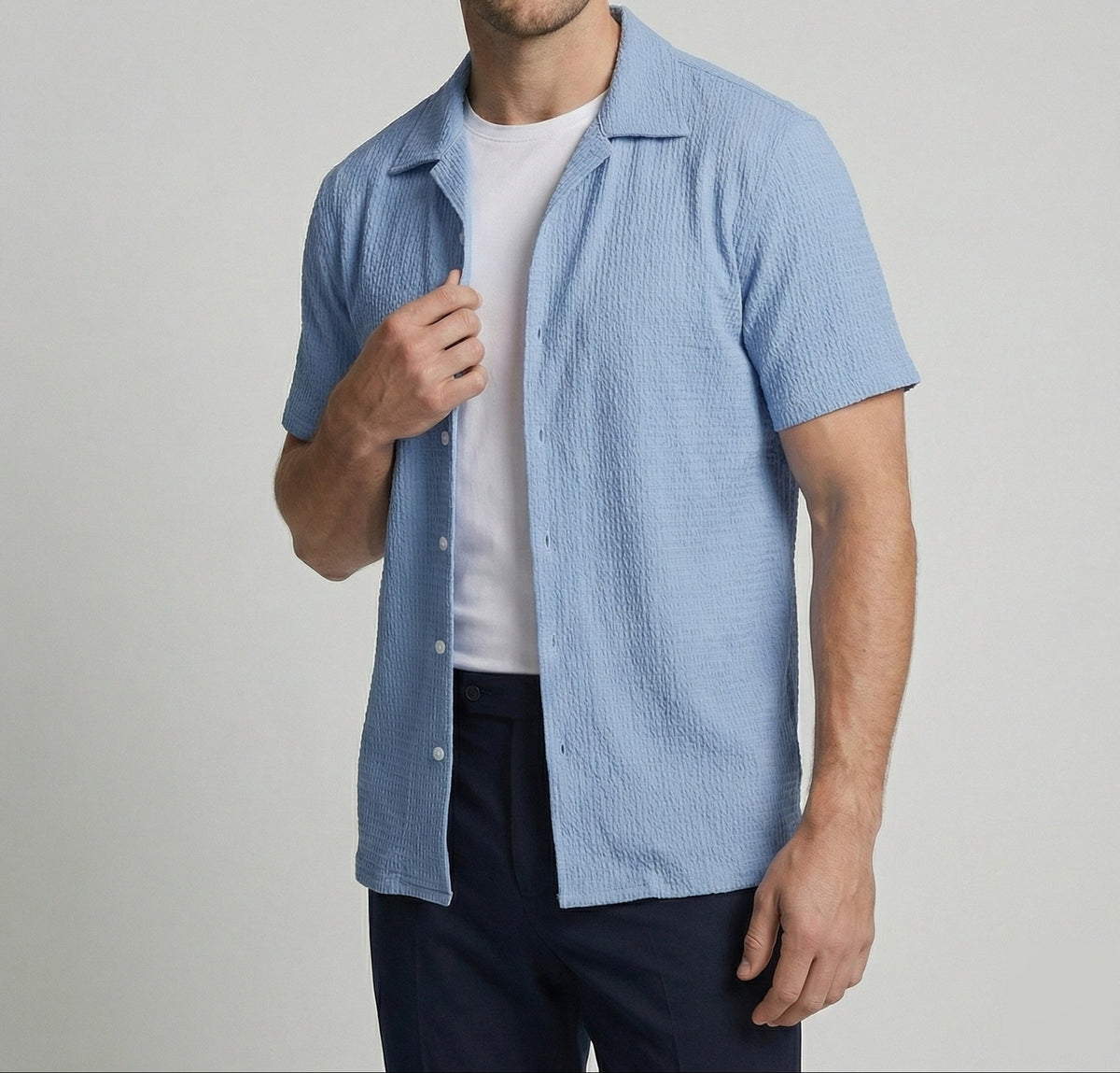 Camisa de gola camp e manga curta com textura enrugada para homem – Modelo descontraído com botões para viagens de verão e looks de fim de semana