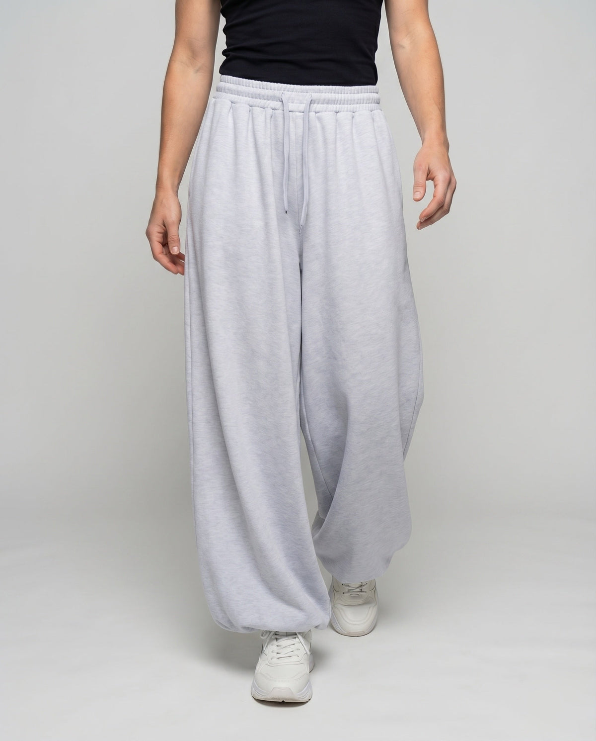 Calças jogger largas estilo balão para mulher – modelo de cintura subida com pernas largas, cintura com cordão e bainhas franzidas, para um estilo urbano casual